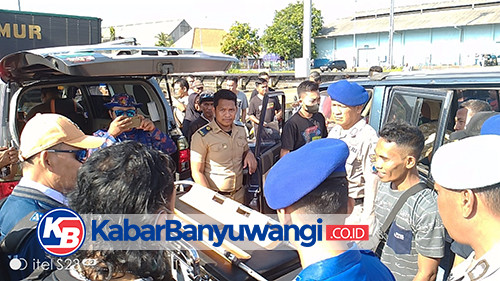 https://www.kabarbanyuwangi.co.id/asset/foto_berita/Evakuasi_jenazah_penumpang_kapal.jpg